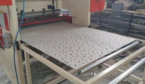 जिप्सम बोर्ड छिद्रण मशीन थाईलैंड के कारखाने में पहुंचाई जाएगी।