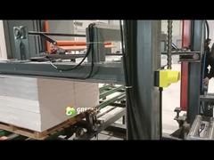 जिप्सम सीलिंग बोर्ड के पूरे ढेर के लिए लपेटने का संचालन