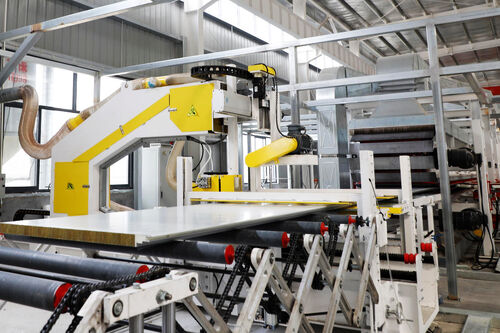 नवीनतम कंपनी ब्लॉग के बारे में What is the workflow of the PU edge-sealed rockwool sandwich panel production line and what is the manufacturing method 