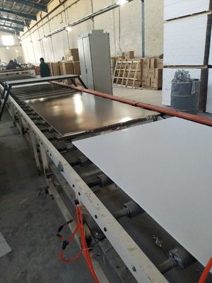 अच्छी कीमत पूरी तरह से स्वचालित डबल साइड प्लास्टरबोर्ड पीवीसी छत बाहर निकालना मशीन ऑनलाइन