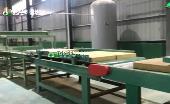 अच्छी कीमत 1200-2400 मिमी बोर्ड चौड़ाई, 80-200 किलोग्राम/एम3 घनत्व और सटीकता के लिए पीएलसी नियंत्रण के साथ स्वचालित रॉक वॉल पैनल बनाने की मशीन ऑनलाइन