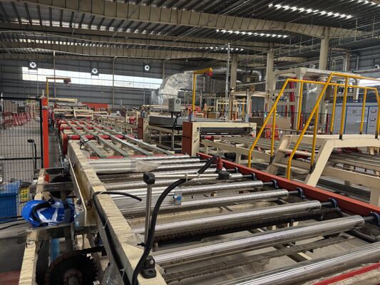 अच्छी कीमत 1300 मिमी प्रभावी लेमिनेटिंग, पीएलसी प्रणाली और 2-6 मिलियन वर्ग मीटर/वर्ष की क्षमता के साथ जिप्सम बोर्ड के लिए स्वचालित पीवीसी लेमिनेटिंग मशीन ऑनलाइन