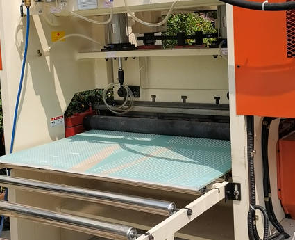 अच्छी कीमत कंप्यूटर सेंट्रल कंट्रोल के साथ उच्च दक्षता वाले जिप्सम बोर्ड छिद्रण मशीन, 1220 मिमी छिद्रण चौड़ाई, और कई छेद के आकार ऑनलाइन